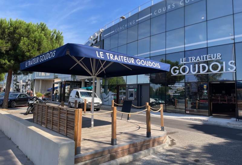 grand parasol schattelo traiteur Goudois