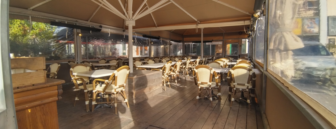 parasol géant avec plancher et fermeture de terrasse